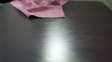 Ahşap masa üzerinde kırmızı elma. Vejetaryen yiyecekler. Taze elma masanın üzerine koyarak el