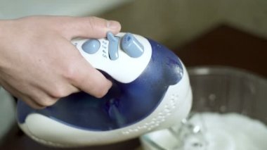 El bir elektrikli karıştırıcı hızını geçer. Mutfak ekipmanları