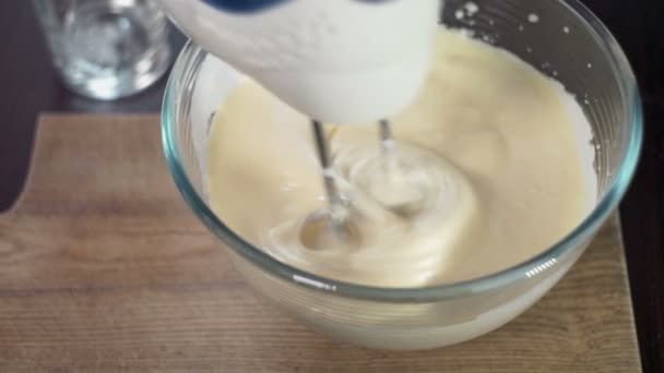 Mixing dough in bowl with motor mixer. Baking ingredients. Baking cake — Stock Video
