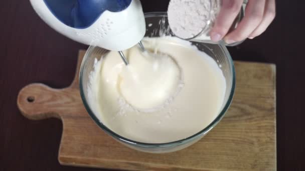 Mehl in Glasschüssel mit Teig kochen. Teig in Schüssel mit Motormixer mischen — Stockvideo