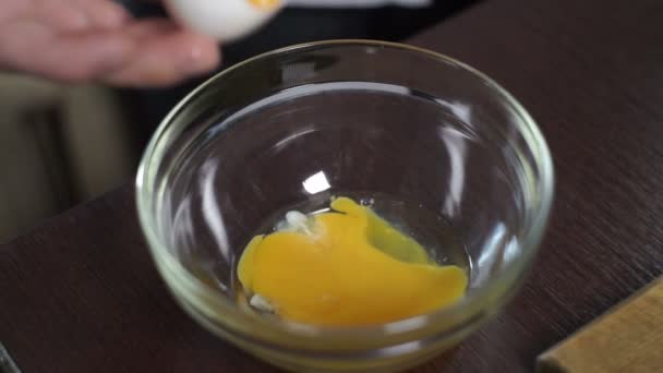 Baking ingredient. Fresh egg falling into bowl. Cooking food. Food ingredient — Stock Video