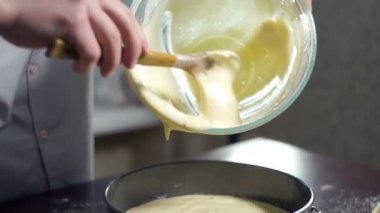 Adam sıvı kek hamuru kase karıştırma ayıklanıyor. Pasta pişirme. Ev pişirme