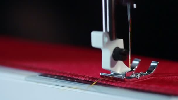 Ηλεκτρική μηχανή ράβοντας κεντώ στο ύφασμα. Βελόνα για ράψιμο ράψιμο στο ύφασμα — Αρχείο Βίντεο