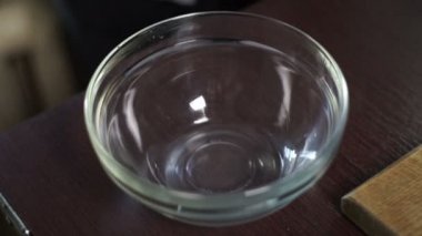 Yemek yemek. Taze organik yumurta kasenin içine düşüyor. Gıda İçerikler