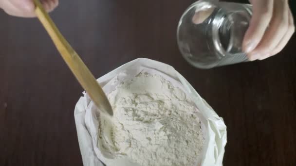 Baker sätter mjöl i glas. Vita weat mjöl. Hem bakning ingredienser — Stockvideo