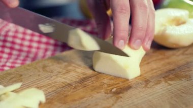 Elma dilimleme. Kesme elma. Cook mutfak ahşap tahta kesme Apple'da