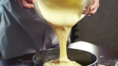 Yemek pişirme içine dökülen kek hamuru. Ev pişirme. Pasta pişirme