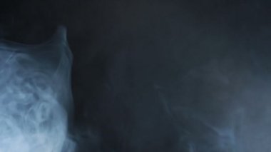 Duman soyut. Duman bulutu. Mavi ışık siyah arka plan üzerinde duman