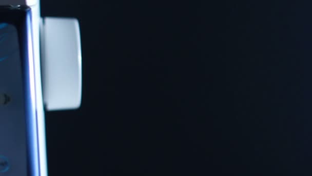 Affichage allume la machine à coudre. Machine à coudre moderne gros plan 