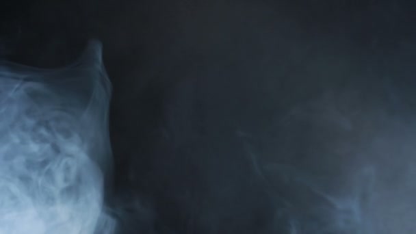 Abstrato de fumo. Nuvem de fumo. Fumaça no fundo preto em luz azul — Vídeo de Stock