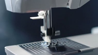 Ağır çekimde dikiş iğnesi.