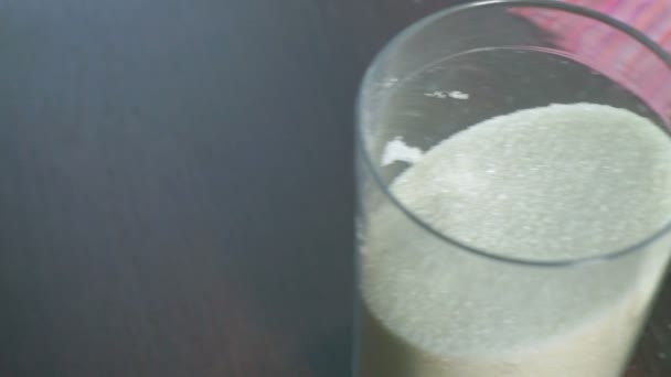 Azúcar en recipiente. Azúcar en recipientes de vidrio y plástico. Primer plano. — Vídeos de Stock