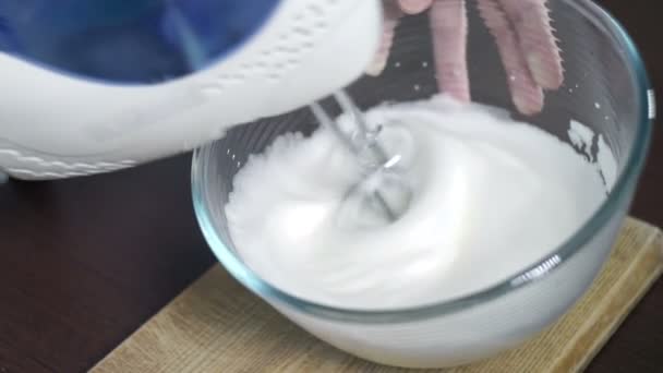 Misturar creme de ovo branco na tigela com misturador de motor. A fazer bolo. Ingredientes — Vídeo de Stock