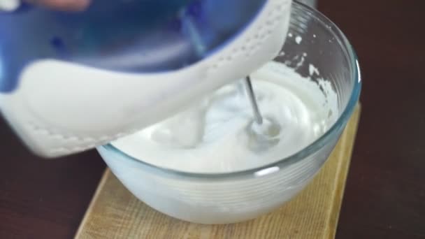 Batir la crema en el tazón de mezcla. Haciendo crema. Ingredientes para hornear — Vídeo de stock