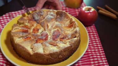 Elmalı turta keskin mutfak bıçağı ile pişmiş taze Dilimleme