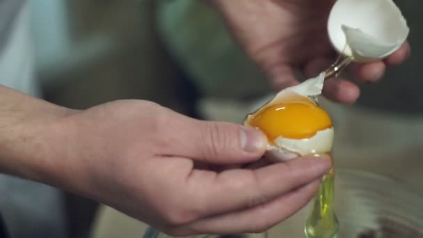 Ο σεφ μαγειρεύει φαγητό. Σπάσε το αυγό. Closeup. Μαγείρεμα φαγητό. Υλικά ψησίματος — Αρχείο Βίντεο