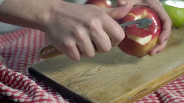 Peau de coupe de processus de pomme fraîche. Préparation des aliments diététiques. Mains coupées écorce de pomme — Video