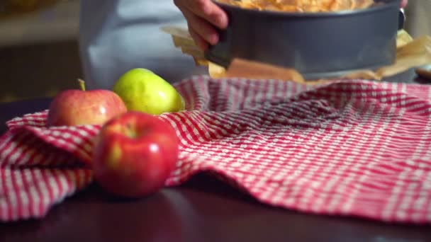 Bakker zet gebakken appeltaart op keuken tafel. Amerikaanse appeltaart — Stockvideo