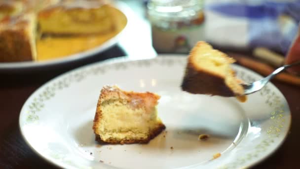 Comiendo pastel de manzana recién horneado. Hombre comiendo pedazo de pastel en el restaurante — Vídeo de stock