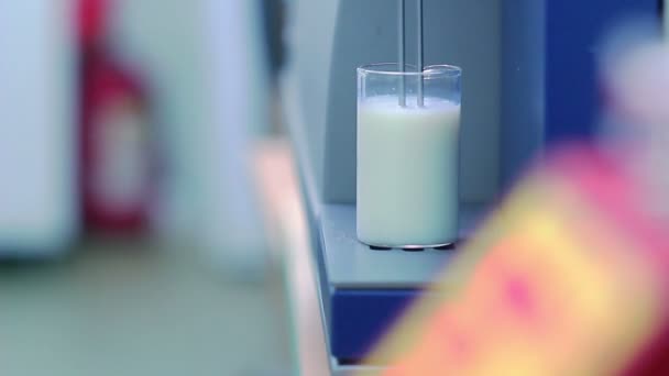 Análisis de leche. Análisis de muestras de leche en equipos de laboratorio. Equipamiento moderno — Vídeo de stock