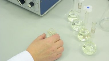 Bilim adamı örnek test ekipmanı yakın kapak koyar. Modern ekipmanlar