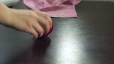 İnsan eli taze elma masanın üzerine koyarak. Organik elma taze sağlıklı meyve