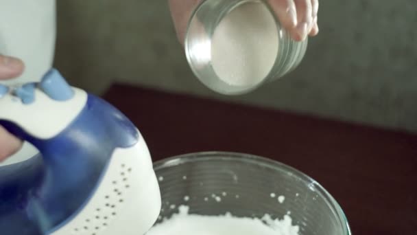 Сахар наливается из стекла в миску для смешивания. Выпечка ингредиентов. Кулинария — стоковое видео