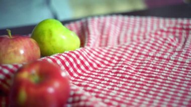 Taze elma ve taze pişmiş elma pasta. Fırında pasta