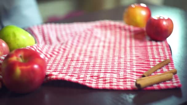 Tarta de manzana recién horneada en un hermoso plato, junto a manzanas y canela — Vídeos de Stock