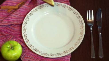 Pasta dilimi tabağa koymak aşçı. Ev yapımı elma pasta. Pasta çanak üzerinde