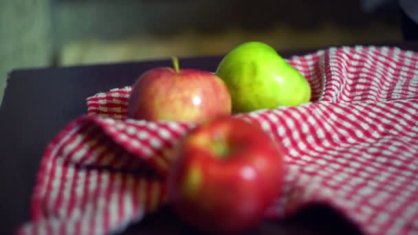 Gâteau aux pommes fraîchement cuit. Gros plan. Mains mettre la tarte aux pommes au four sur la table — Video