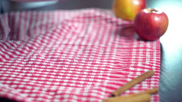 Torta de maçã assada. Torta de maçã dourada com crosta crocante. Torta de maçã caseira — Vídeo de Stock