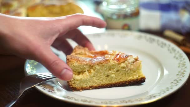 Persona comiendo pedazo de pastel. Hombre hambriento sacar rebanada de pastel de manzana en la cafetería — Vídeos de Stock