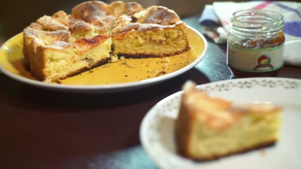 Tarta de manzana rebanada en el plato. Pastel de manzana en rodajas en el plato en la cafetería. Postre de otoño — Vídeos de Stock