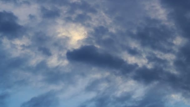 Céu de nuvens. Céu azul escuro com nuvens brancas. Luz solar natural no céu nublado — Vídeo de Stock