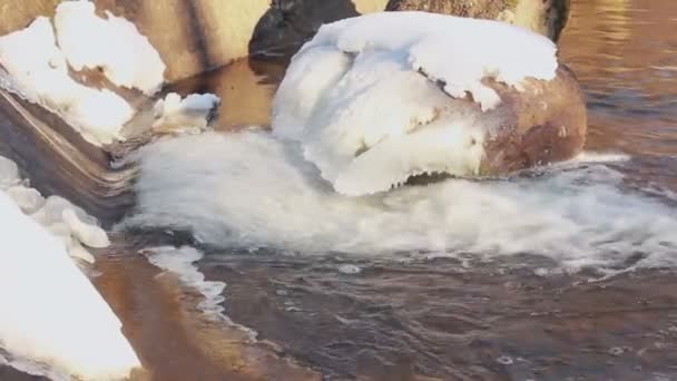 Agua de invierno. Flujo de agua en invierno. Pequeña cascada en invierno. Nieve sobre piedras — Vídeos de Stock