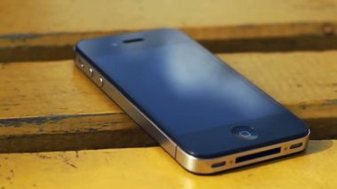 Gökyüzü siyah smartphone üzerine düşünceler. Teknoloji ve doğa kavramı. Portre
