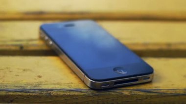 Gökyüzü yansıması ile akıllı telefon. Telefon genel kavram. Tachnology kavramı. Yakın çekim