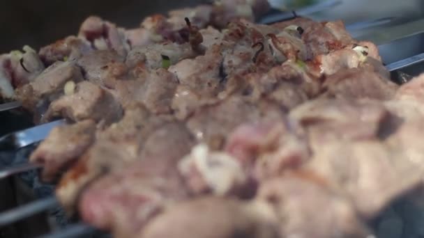 Cocinar kebab crudo en la parrilla. Cerdo crudo shashlik. De cerca. Parrilla de carne marinada — Vídeo de stock