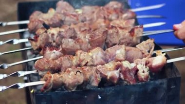 Mangal 'da Adam Izgara Et. Izgarada yemek hazırlıyorum. Barbekü Salamura Eti