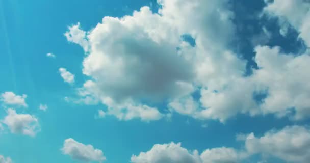 Clouds background. Blue sky time lapse. Timelapse clip of white fluffy clouds over blue sky — Stock Video