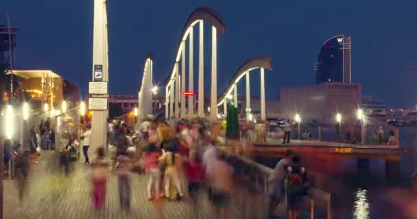 ポートポルトベル マリーナ橋します。ランブラ デル マール夜歩いて観光客 — ストック動画