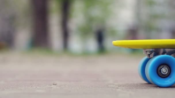 Δάχτυλο skateboarding έννοια. Δάχτυλα ιππασία μεγάλο μπλε και κίτρινο skateboard — Αρχείο Βίντεο