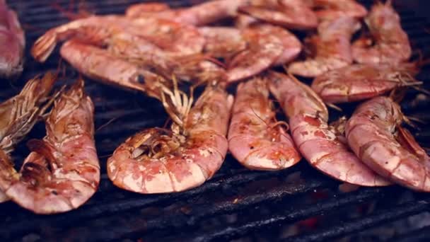 Grelha de marisco. Camarões grelhados na churrasqueira. Cozinhar frutos do mar em churrasco — Vídeo de Stock