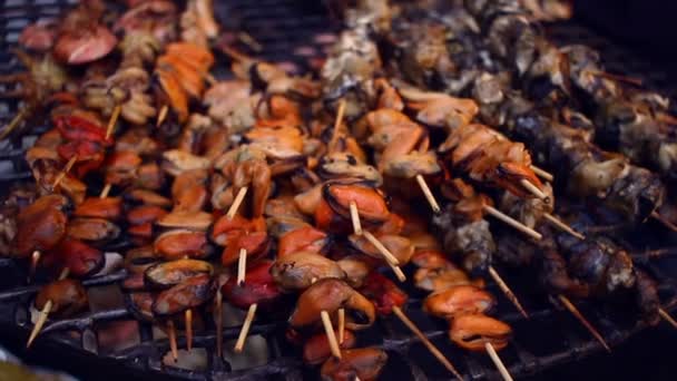 Grilled mussels on skewers. Barbecue food on skewers on grill. Seafood barbeque — Stock Video