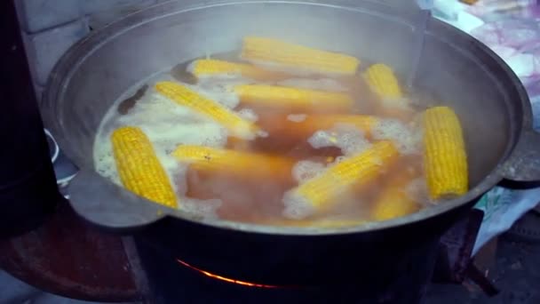 O milho ferveu na panela. Comida de rua. Cozinhar milho doce em água fervida — Vídeo de Stock