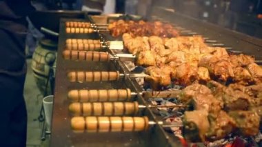 Izgara et şiş üzerinde. Sokak gıda. Et şiş üzerinde döndürme