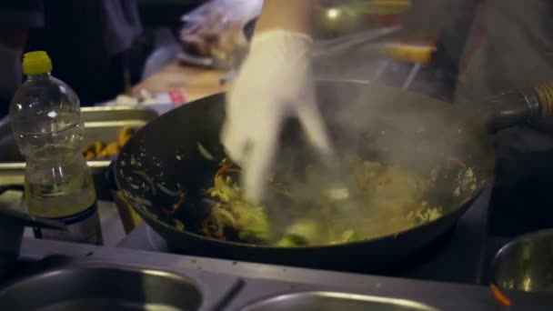 Cocinar comida wok. Cocinar wok. Comida asiática cocinada en sartén wok — Vídeos de Stock