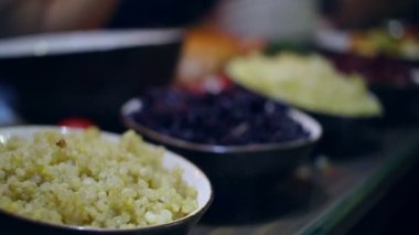 Bulgur yemek. Asya diyet yiyecek. Sağlıklı vejetaryen yemek. Pişmiş bulgur yemek