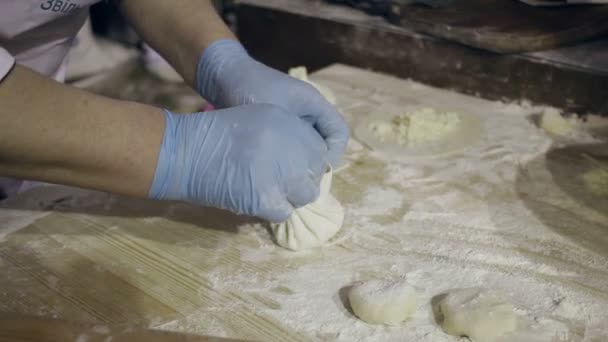 Cocinar comida. Cocinar albóndigas georgianas. Proceso de cocción khinkali — Vídeos de Stock